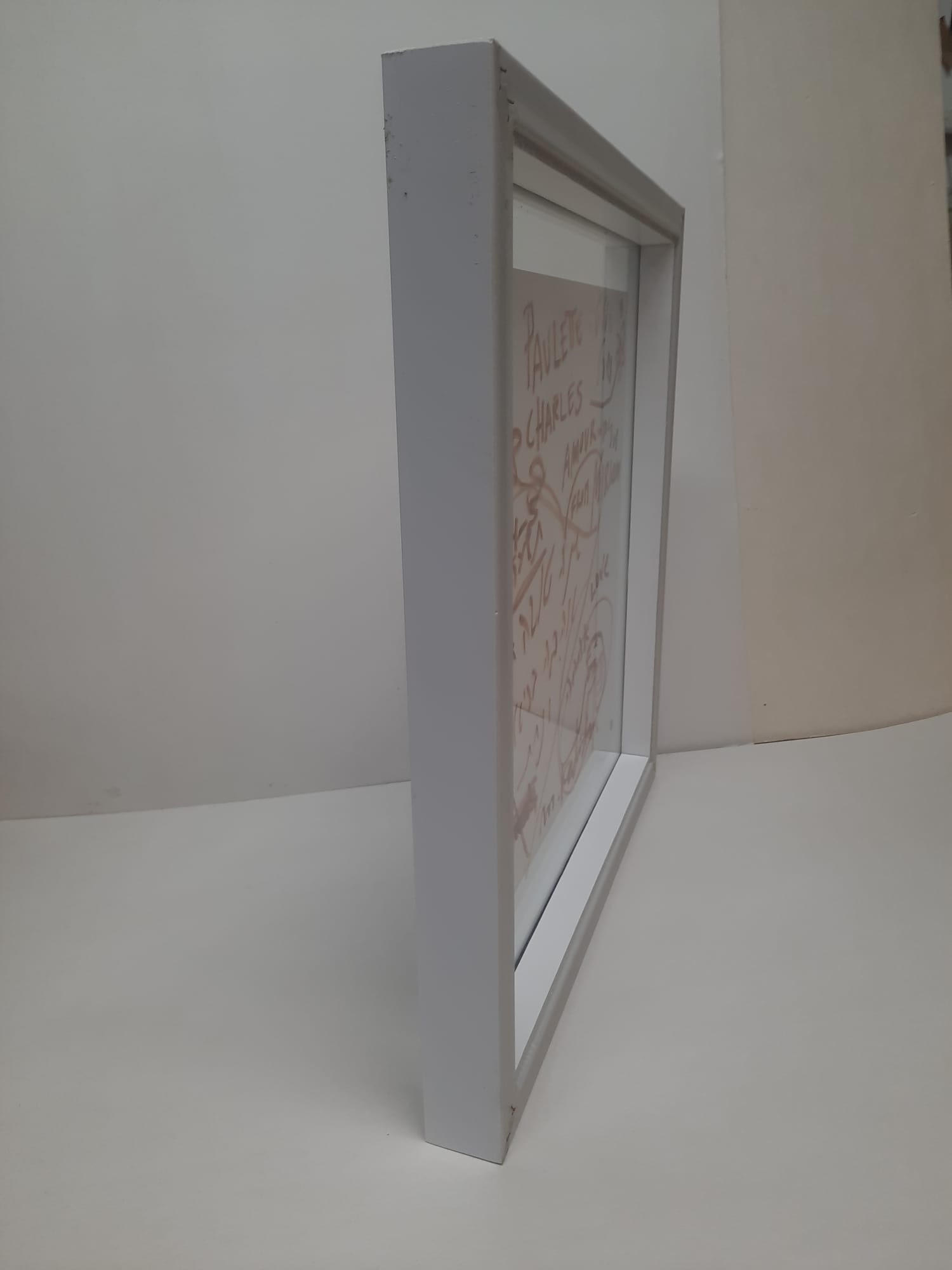 פרט צד של מסגרת עמוקה בגוון כסוף