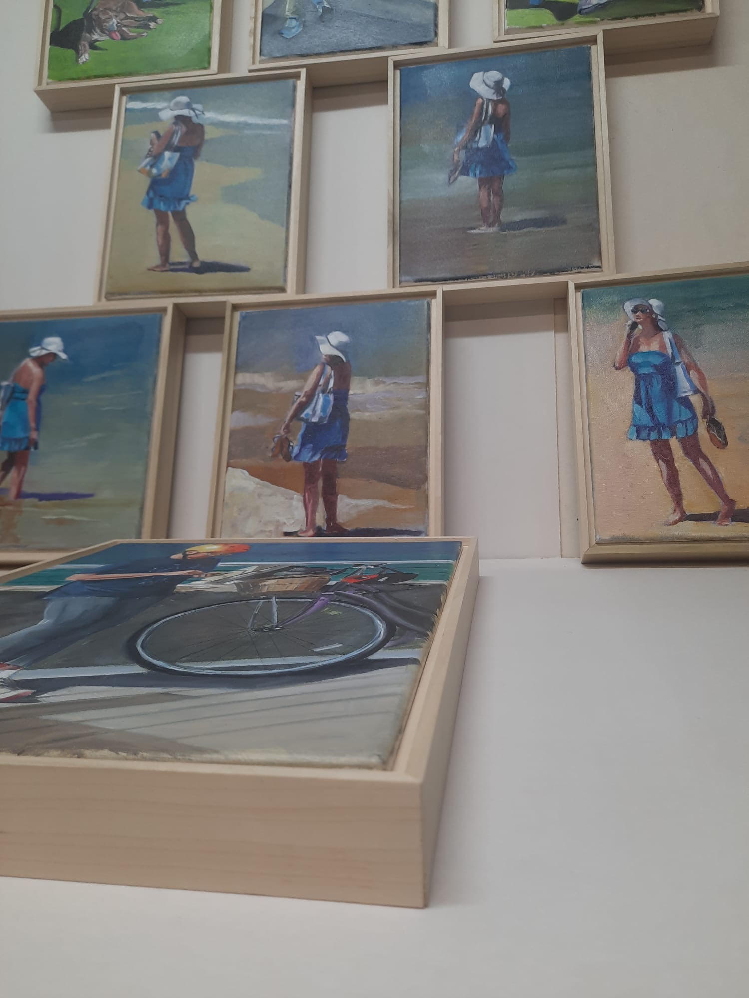 סדרת ציורים ממוסגרים במסגרות עץ בהתאמה אישית